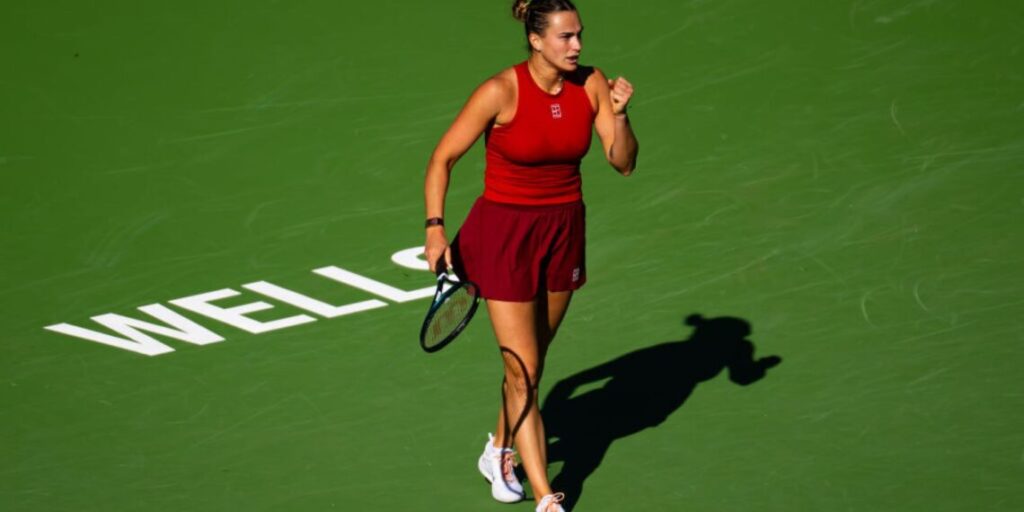 Aryna Sabalenka festeggia la vittoria contro Lucia Bronzetti a Indian Wells